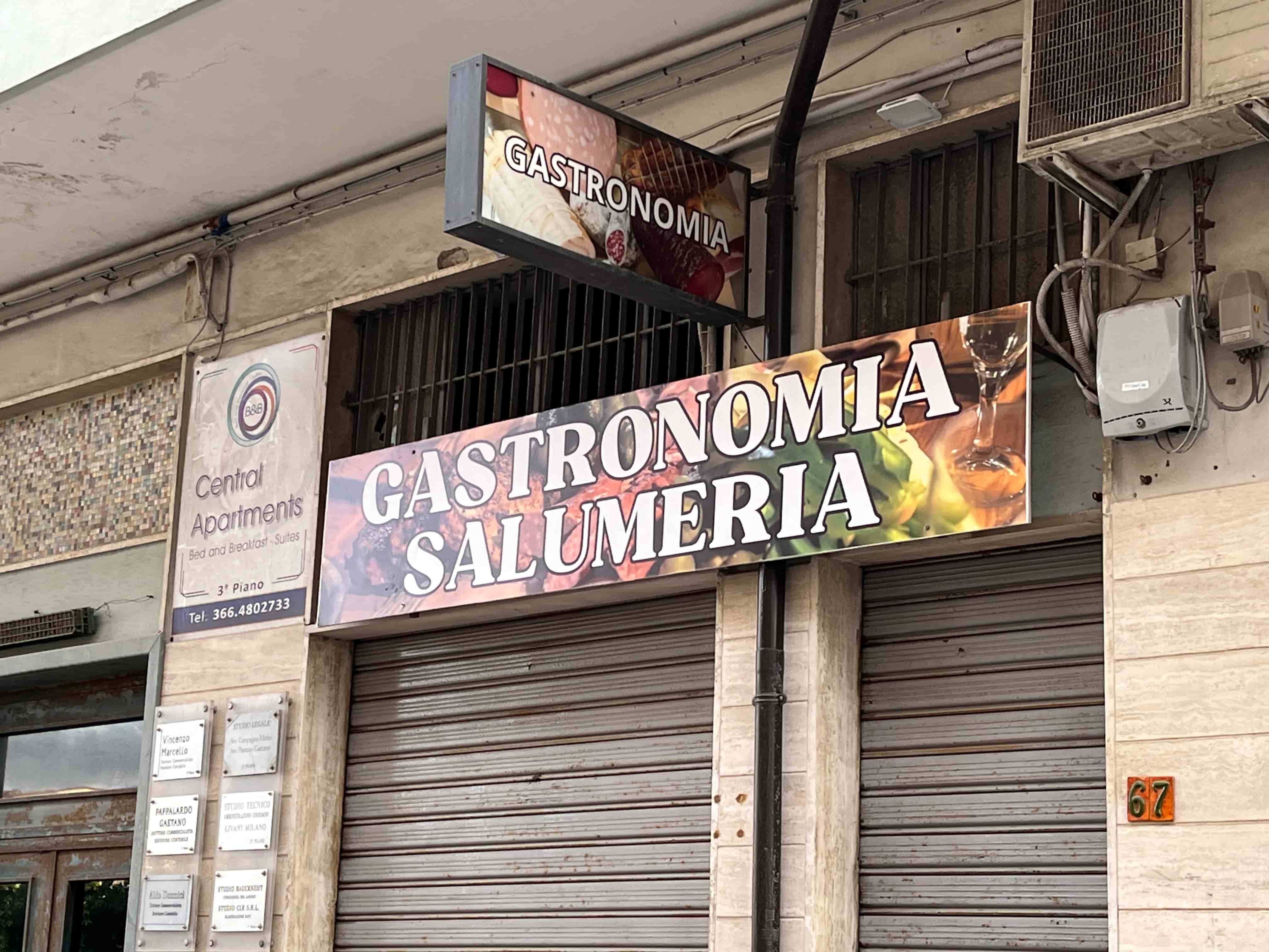 Insegna bifacciale per gastronomia e salumeria