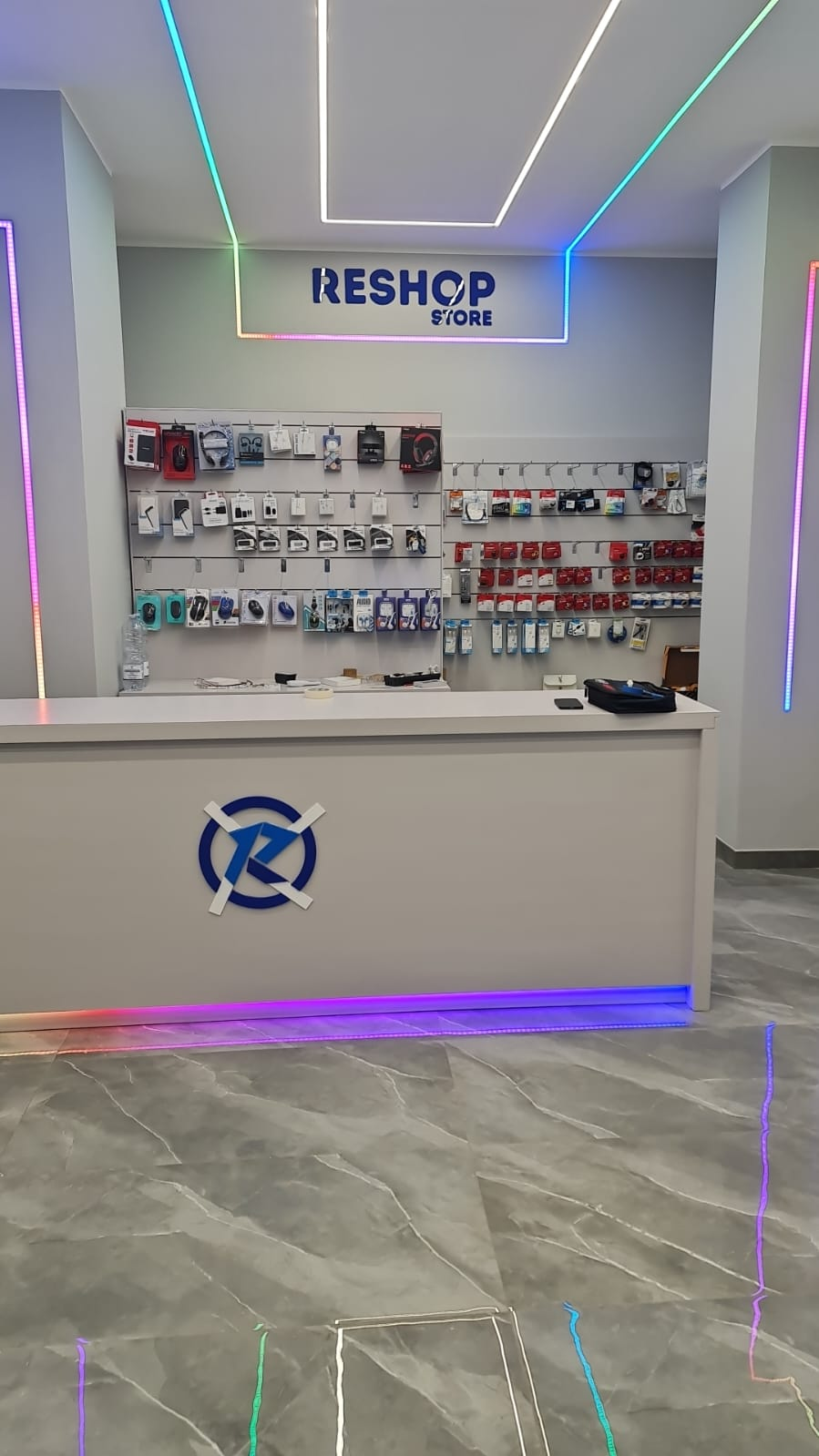 Allestimento interno del negozio Reshop Store